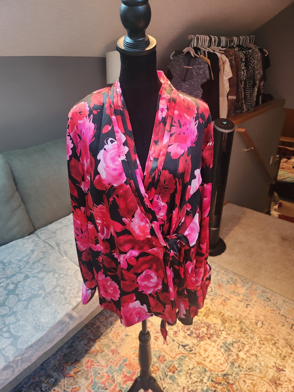 Jones New York Silky Woman Floral Wrap Blouse Black & Pink Like New 1X - Picture 2 of 11